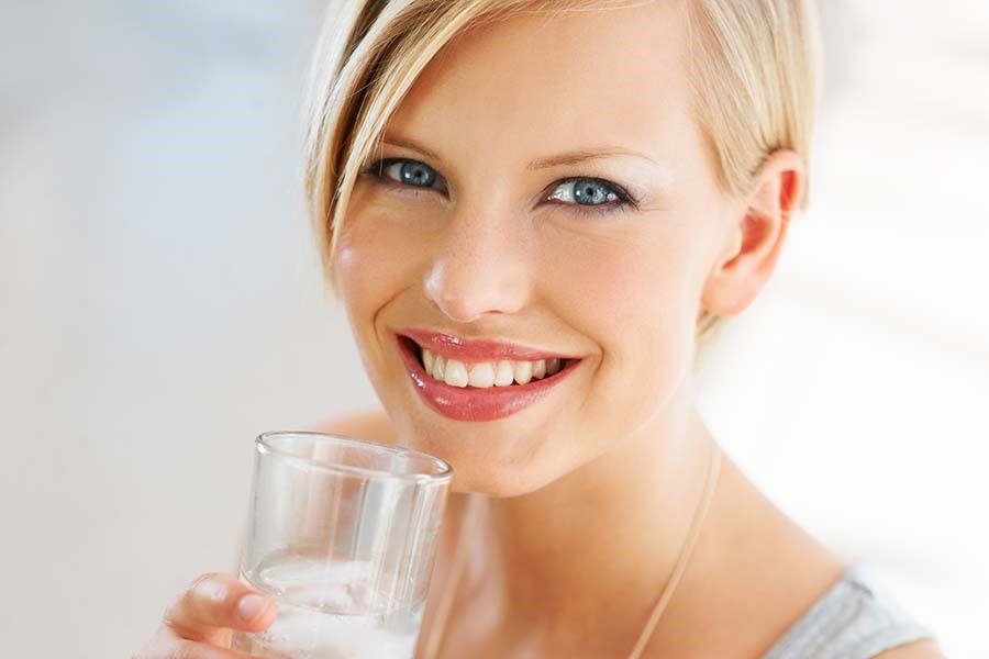 bere acqua